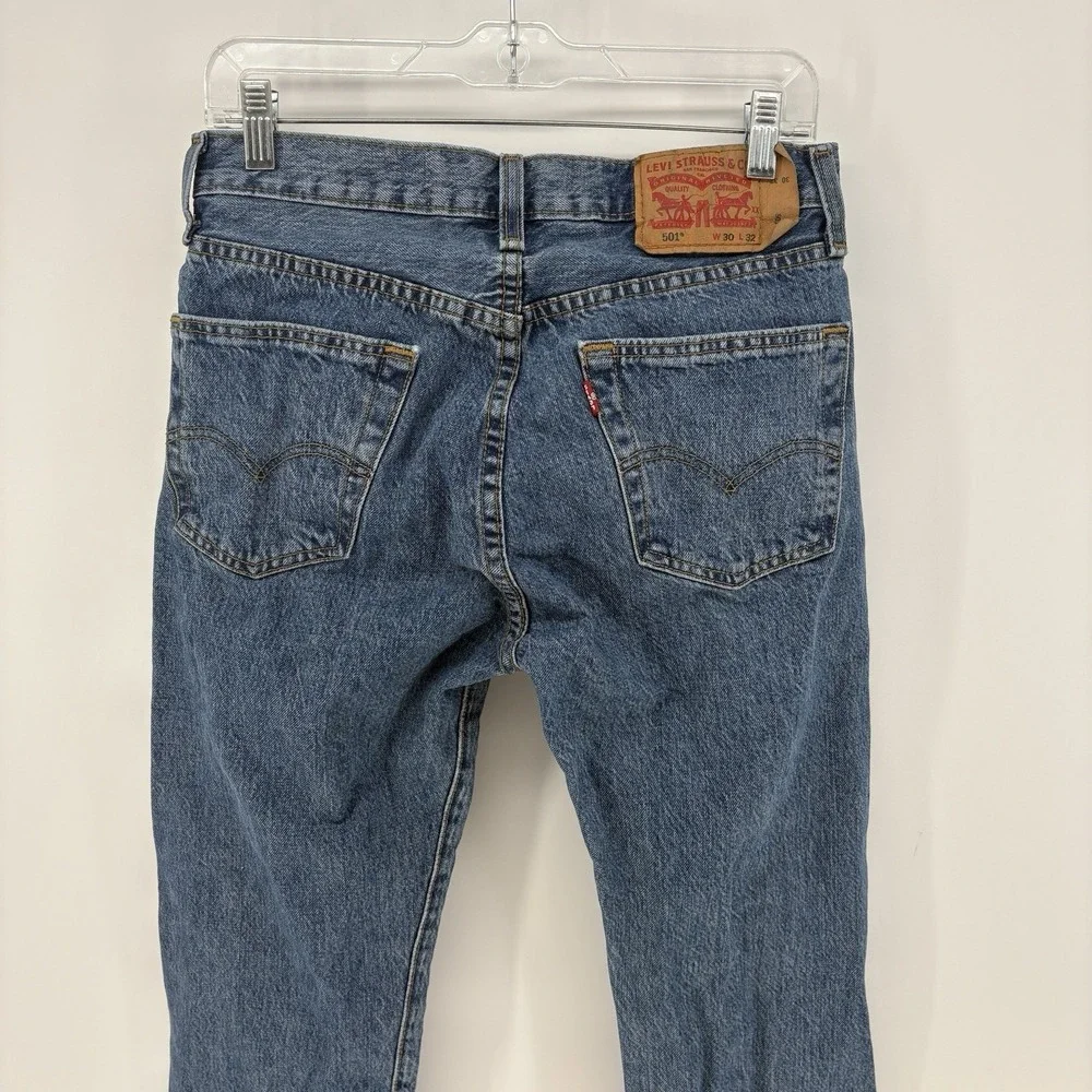 Levis 501 Jeans Mens 30x32 Light Wash Button Fly Straight Leg‎ Denim Classic Fit